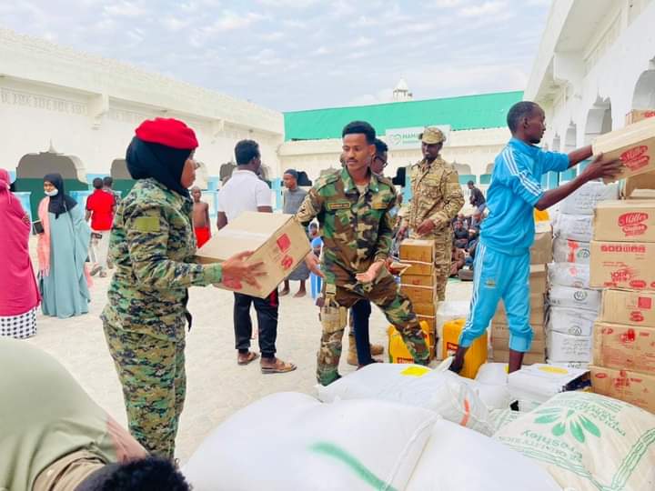 الجيش الوطني يوزع مواد غذائية على أطفال الشوارع في مقديشو