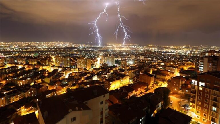 الصواعق تودي بحياة 74 شخصا في الهند