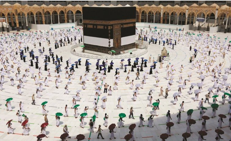 الحجاج يرمون جمرة العقبة في أول أيام عيد الأضحى