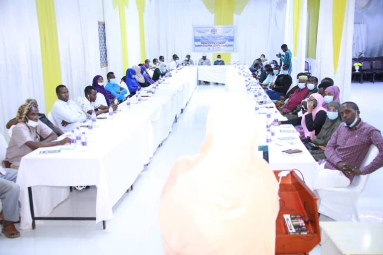المؤتمر التشاوري حول السياسة الوطنية للمتغربين يعقد في مدينة طوسمريب