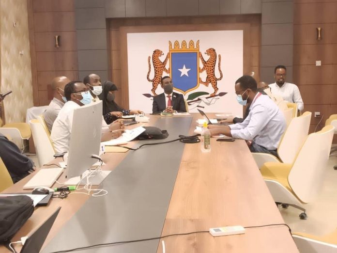 مدير عام وزارة الصحة يجتمع مع مسؤولين من منظمة إنقاذ الطفولة