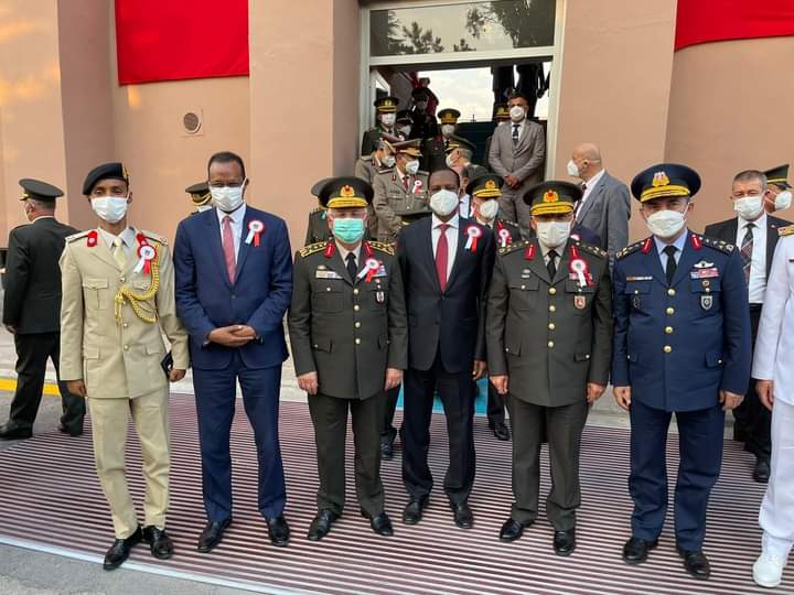 وزير الدفاع يشارك في حفل تخرج ضباط صوماليين من جامعة الدفاع الوطني التركية