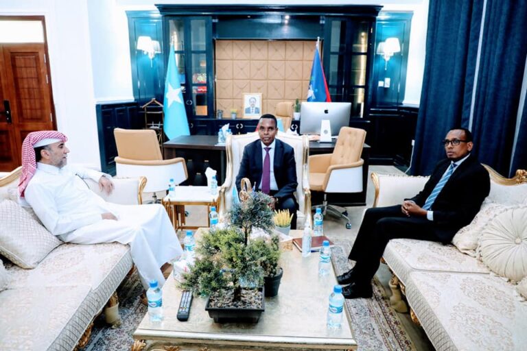 محافظ بنادر يجتمع مع السفير القطري لدى البلاد