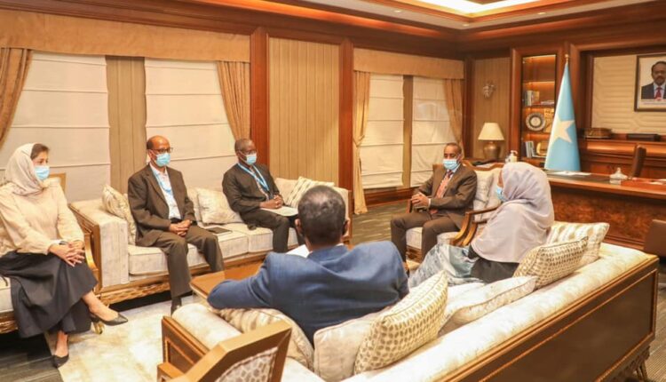 الحكومة الصومالية تبحث مساعدة اللاجئين والنازحين مع الأمم المتحدة