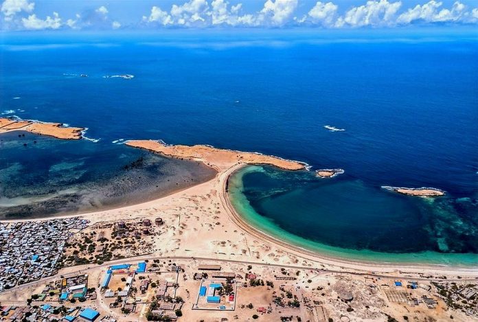 Breaking: Bomb blast at a restaurant on the beach in Kismayo