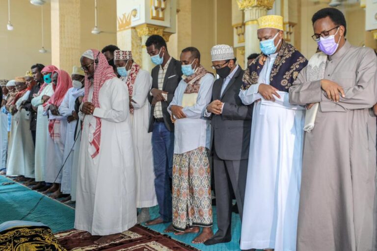 قادة البلاد يؤدون صلاة الجنازة على جثمان المهندس صالحي