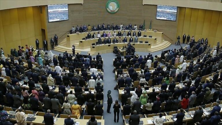 الاتحاد الإفريقي يدين انقلاب غينيا ويطالب بإطلاق سراح الرئيس كوندي