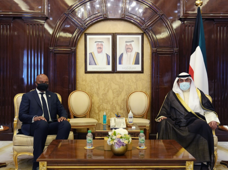 وزير الخارجية يلتقي رئيس الوزراء الكويتي
