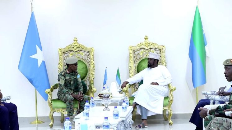 رئيس ولاية جوبالاند يلتقي قائد الجيش الصومالي في كسمايو