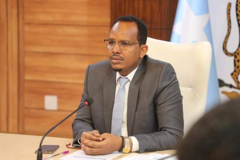 السكرتير الدائم بمكتب رئيس الوزراء يبحث مع المدراء العامون بالوزارات سبل تسريع الخدمات
