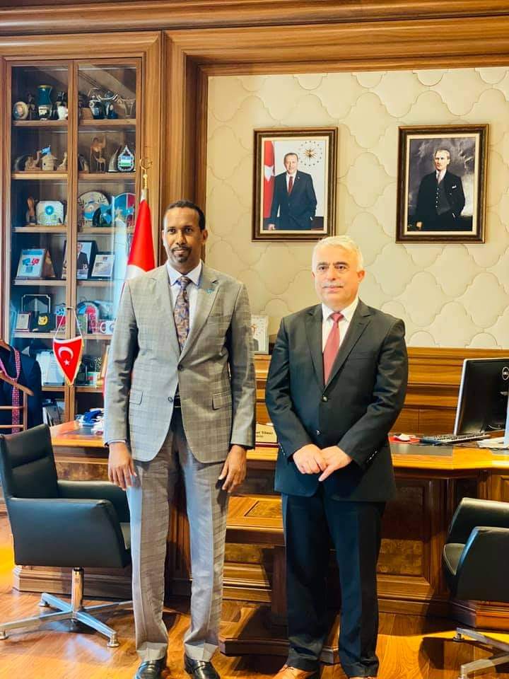 وزير التجارة يجتمع مع السفير التركي لدى البلاد