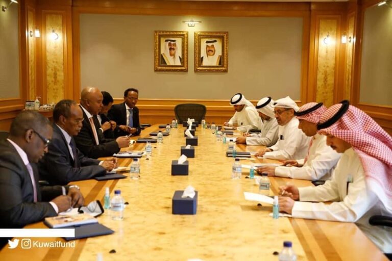 وزير الخارجية يدعو مؤسسات الاستثمار والتنمية الكويتية إلى الاستثمار في الصومال