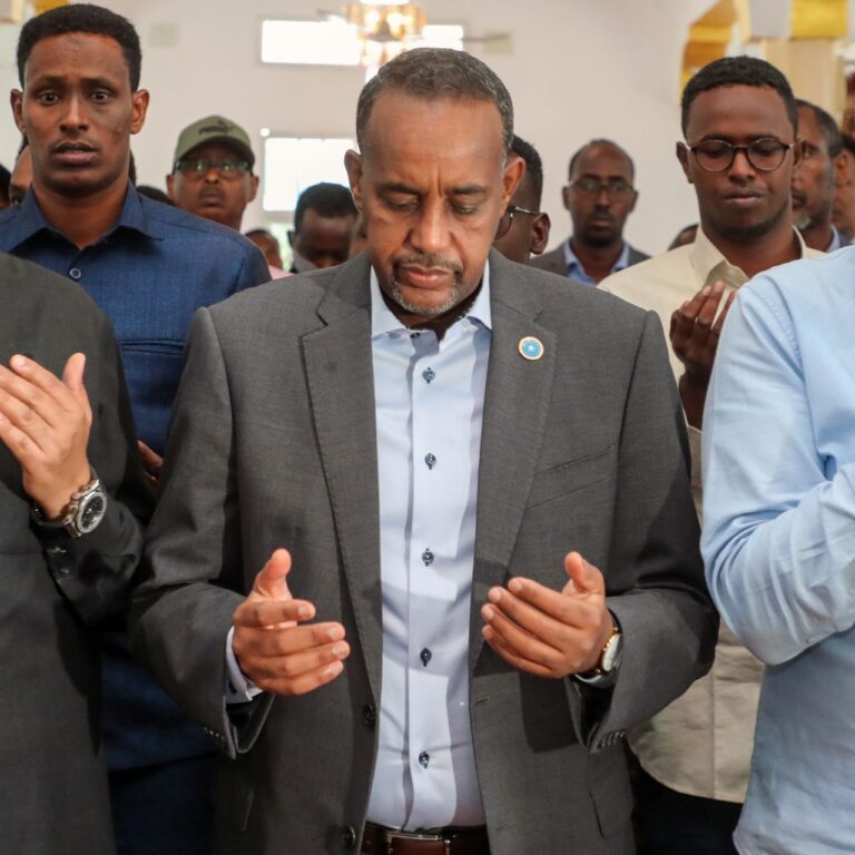 رئيس الوزراء يؤدي صلاة الجنازة على جثمان مدير راديو مقديشو