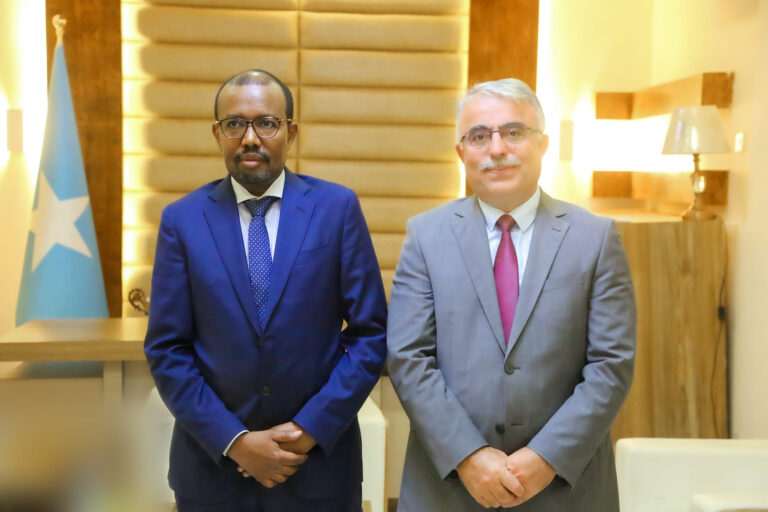 وزير الخارجية الجديد يستقبل السفير التركي لدى البلاد