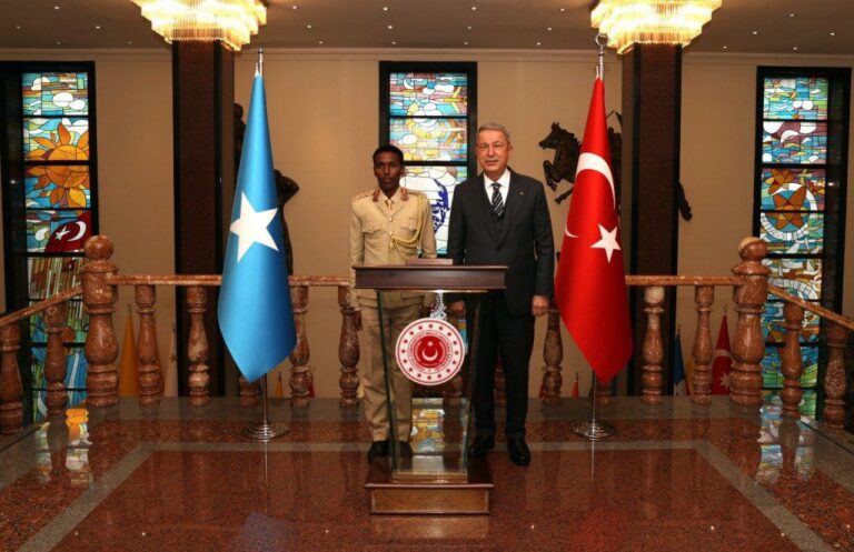Turkish defense minister meets Somali army chief