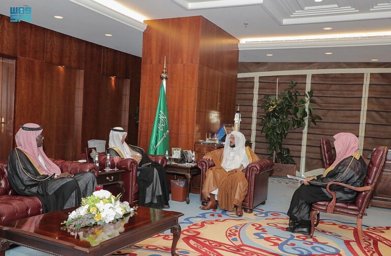 وزير الشؤون الإسلامية للمملكة العربية السعودية يستقبل سفيرَ المملكة لدى جمهورية الصومال