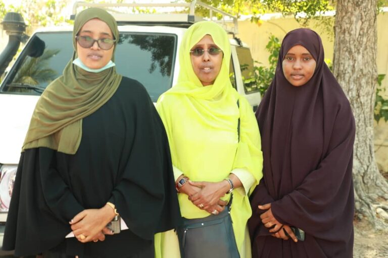 وزيرة الصحة تتفقد مرافق صحية في مدينة كسمايو