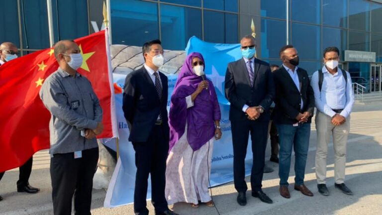 وزارة الصحة تتسلم 15 الف جرعة لقاح كورونا من الحكومة الصينية