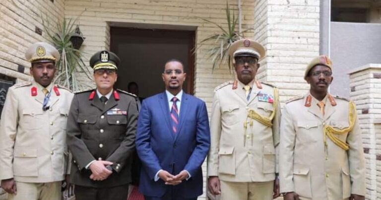 سفير الجمهورية بالقاهرة يستقبل المسؤولين العسكريين