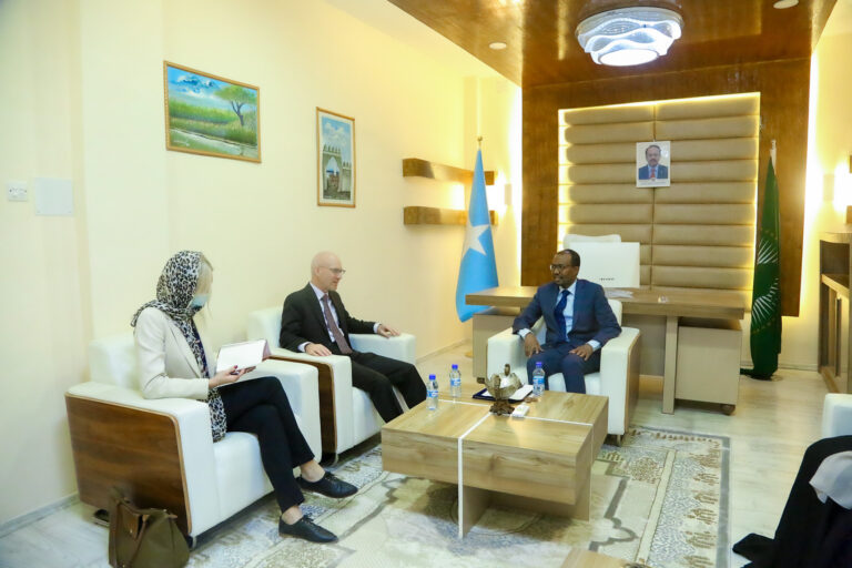 وزير الخارجية الصومالي يستقبل مبعوث الأمم المتحدة إلى بلاده