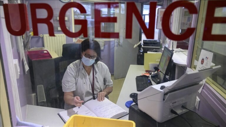 France sees record surge in daily COVID cases to nearly 180,000