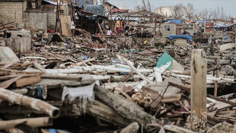 Death toll from Philippines typhoon climbs to over 400