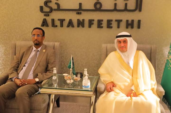 وزير العمل و الشؤون الاجتماعية يصل السعودية