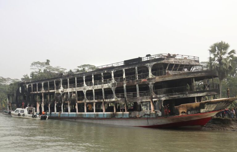 39 dead and 70 injured in a ferry fire in Bangladesh