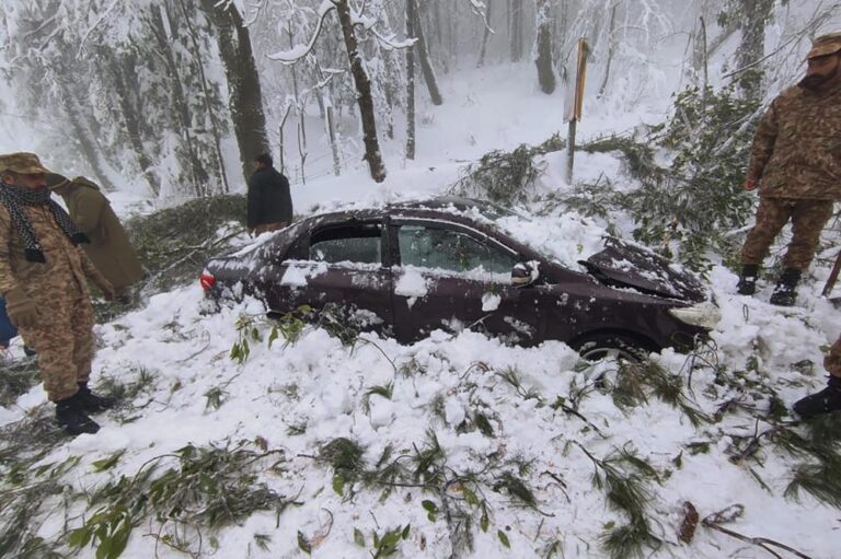 At least 22 killed in their vehicles in Pakistan by heavy snowfall