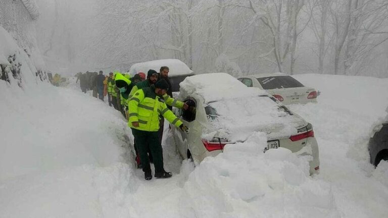 Pakistan: Many dead as heavy snow traps drivers in their vehicles