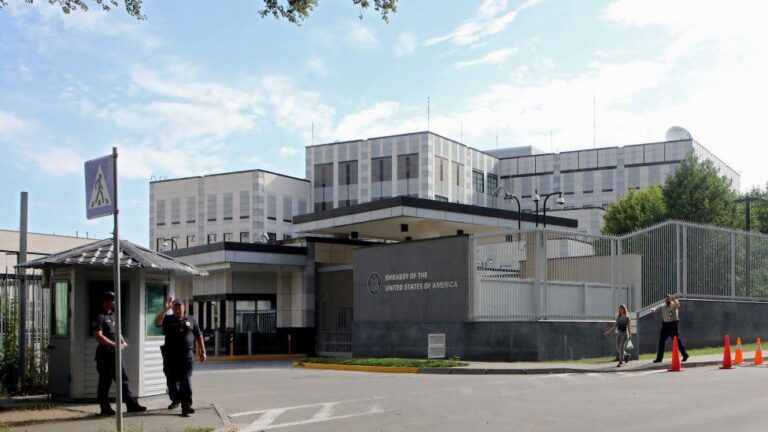 Ukraine: US orders families of embassy staff to leave