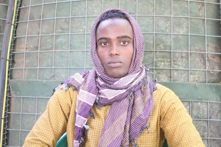 عضو في مليشيات الشباب الإرهابية يسلم نفسه للجيش الوطني