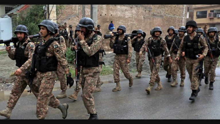 4 soldiers and 2 insurgents killed in a raid by Pakistani military