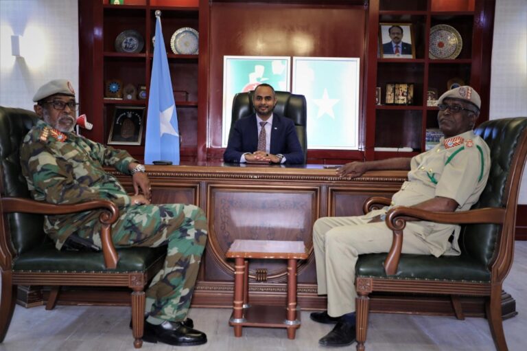 Minister of Defense meets with Deputy Commander of SNA