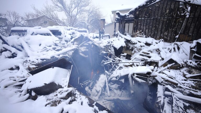 Unknown massive fire sparked and destroyed more than 1000 homes