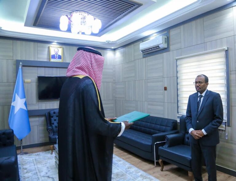 The Somali Foreign Minister receives a copy of the new Saudi Ambassador’s certification papers.