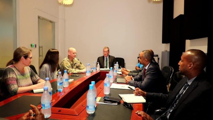 وزير الدفاع يجتمع مع القائم بأعمال السفارة الأمريكية