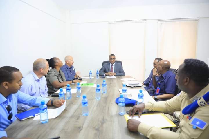 Minister Duran attends a meeting at the Aden Adde International Airport