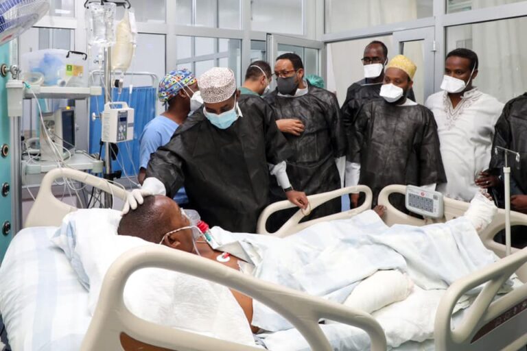 Prime Minister Roble visits the spokesperson at the hospital