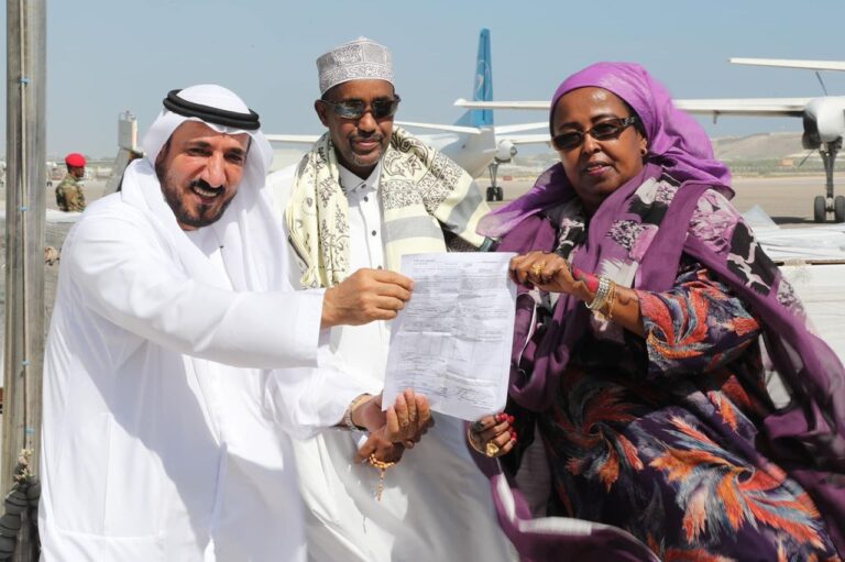 رئيس الوزراء يتسلم من الإمارات مساعدات إنسانية لمواجهة الجفاف