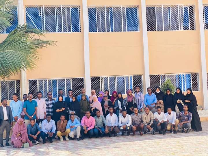تخريج أول دفعة من كلية الصحافة في الجامعة الوطنية بعد 30 عاما