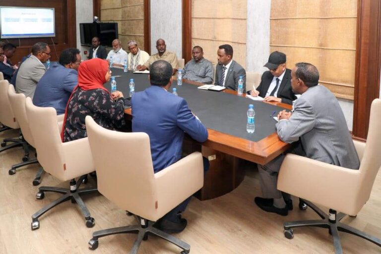 PM Roble meets the Somali Muslim scholars, civil society and business community