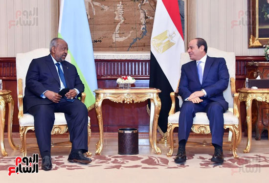 الرئيس المصري يستقبل رئيس جيبوتي إسماعيل عمر جيلة بمطار القاهرة