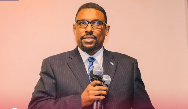 وزير البترول الصومالي يصر على علم فرماجو باتفاقية أبرمها مع شركة نفطية