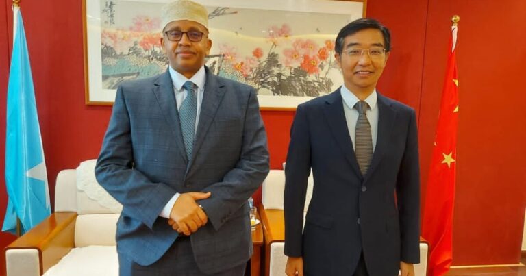 Information Minister meets with the Chinese ambassador to Somalia