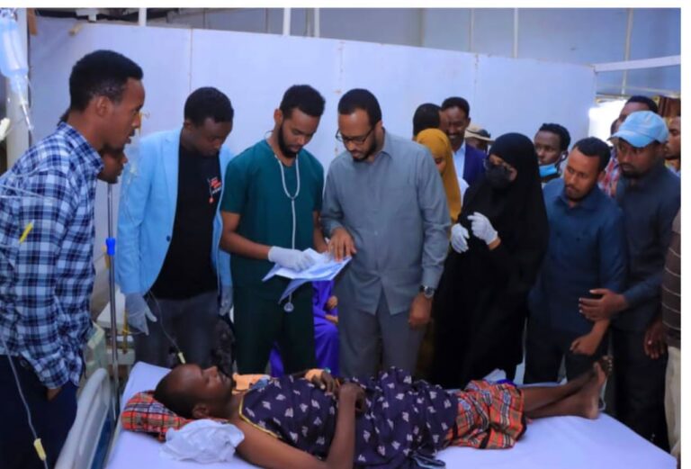 Minister of Planning visits the wounded victims in the hospital