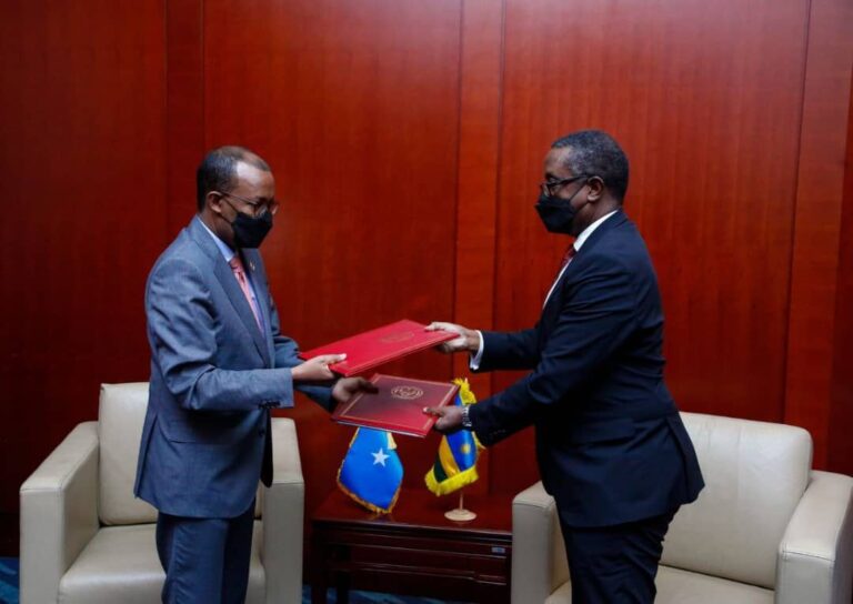 Somali Foreign Minister and his Rwandan counterpart sign a Memorandum of Understanding