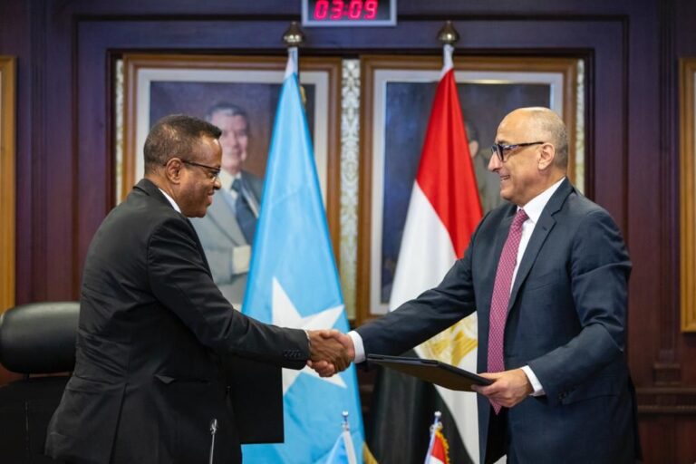 Central Bank Governer signs a MoU with his Egyptian Counterpart