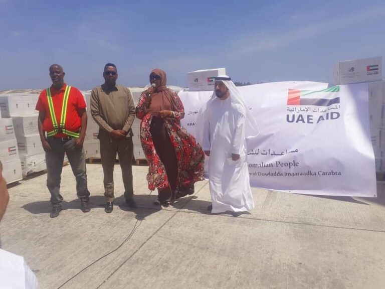 الحكومة الصومالية تتسلم الشحنة الرابعة من المساعدات الإماراتية للشعب الصومالي