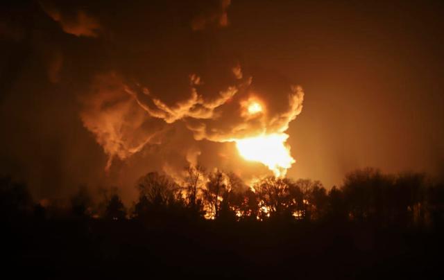 Ukrainian oil, gas facilities burn as West prepares new sanctions